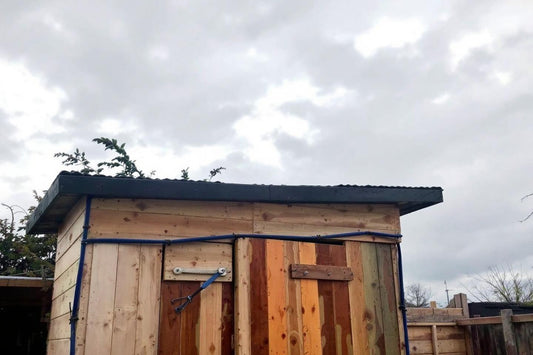 Abri résistant au vent fort : astuces et solutions pour le protéger